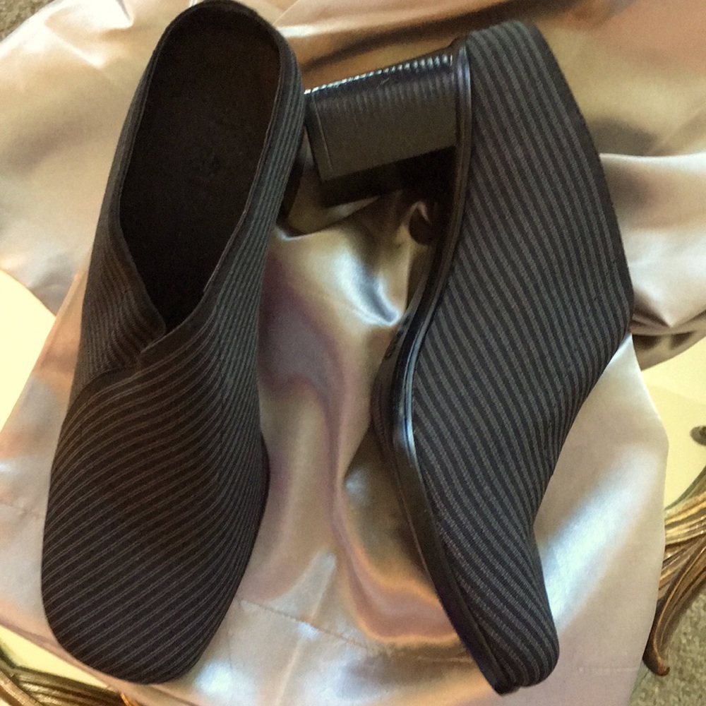 NWOT Boutique medium size block heel